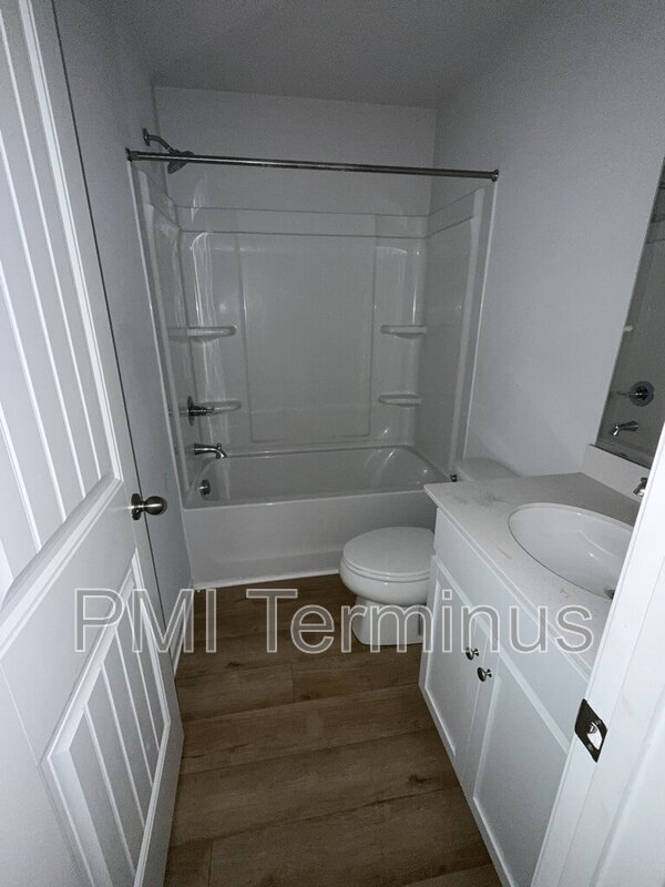 Building Photo - 4637 Blake Lp
