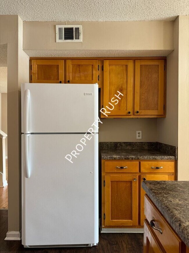 Building Photo - 1620 Hickory Pl