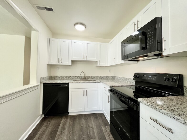 2BR, 1BA - DELUXE - Enfield Gardens Apartments