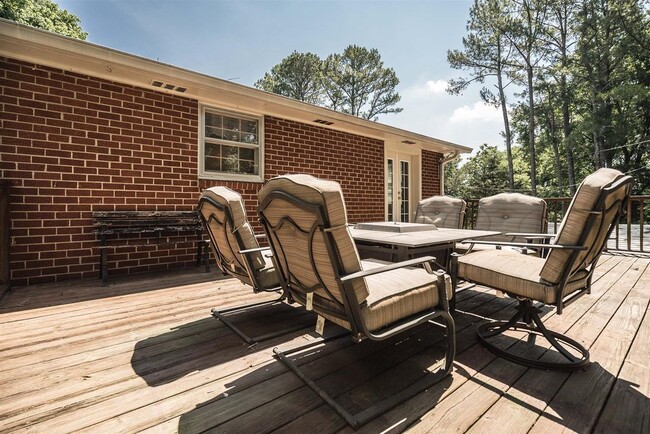 Building Photo - WOW! 4 BR 2.5 BA house w/ 1 acre of land a...