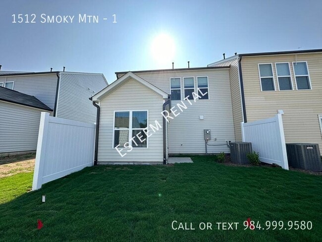 Building Photo - 1512 Smoky Mountains St