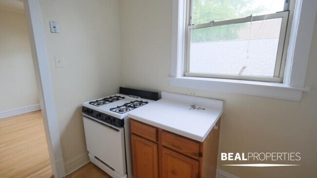 Building Photo - 1 bedroom in CHICAGO IL 60657