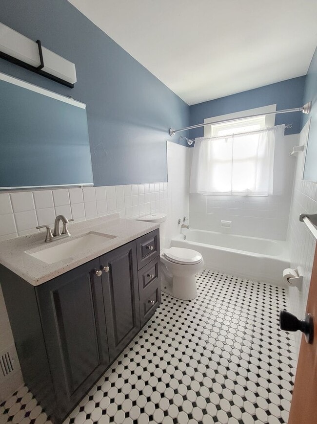 Building Photo - Renovated Upper Level Duplex - Armatage Neighborhood