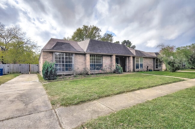 Building Photo - 19519 Woodglen Dr