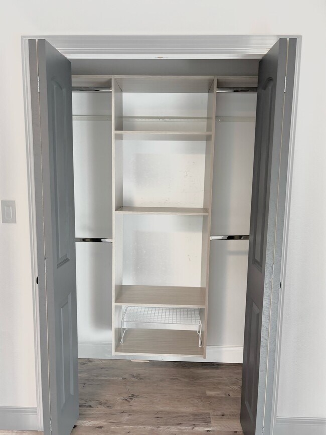 Building Photo - 2121 Oakstream Ave