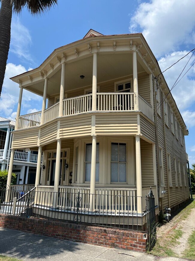 Building Photo - 114 Alexander St