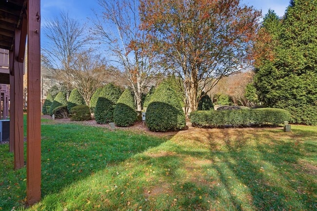 Building Photo - STUNNING TOWNHOME-AVAILABLE FOR IMMEDIATE ...