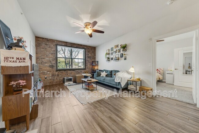 Primary Photo - 1026 Foster Ave