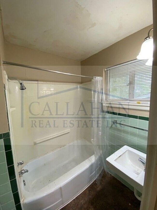 Building Photo - Close to UALR 3 bed 2 bath