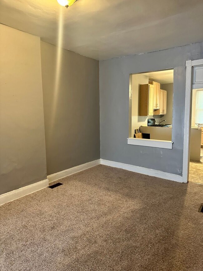 Building Photo - Spacious Rooms! W/D Hook Up! Available Now!