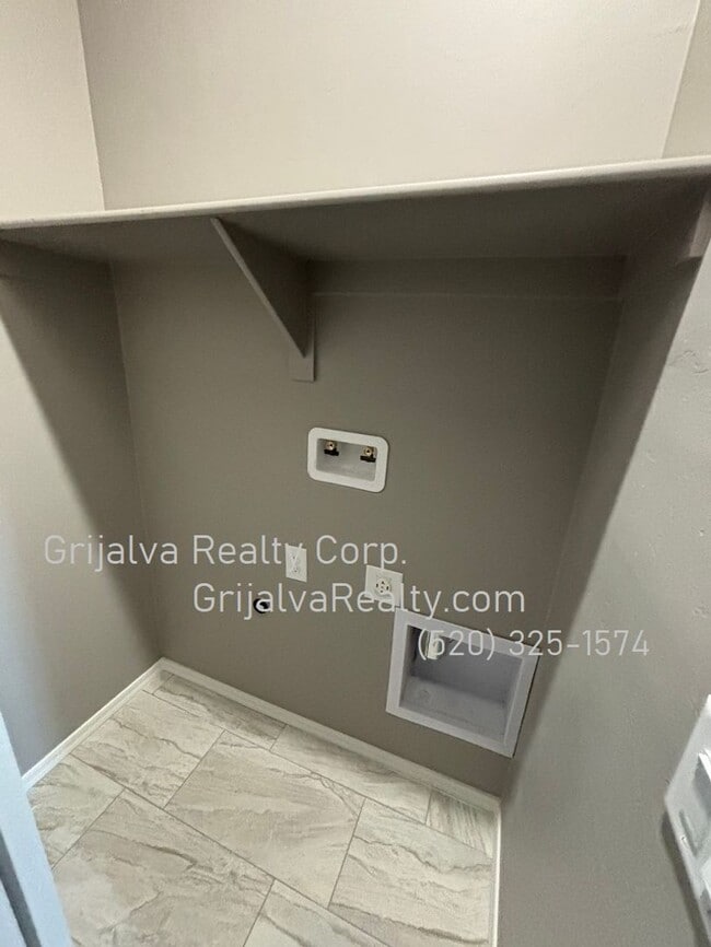 Building Photo - 2750 La Verne Ave N