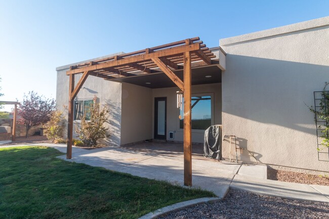 Building Photo - Stunning 4 bedroom, 2,5 bath home in West ...