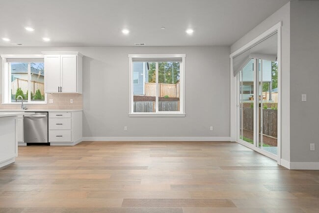 Building Photo - Newer 4-Bedroom Home in Bremerton