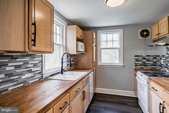 Building Photo - 38 Waverly Ave