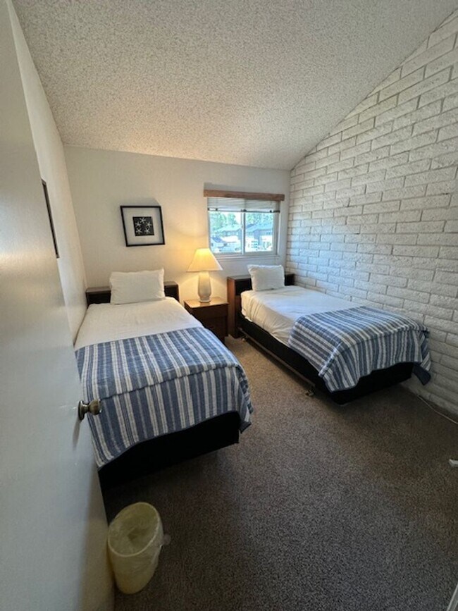 Building Photo - Condo with beautiful channel views and boat slip available for a Winter or Summer seasonal 3-6 mo...