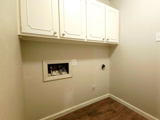 Building Photo - Beautiful 3 Bedroom Home With A Huge Bonus...