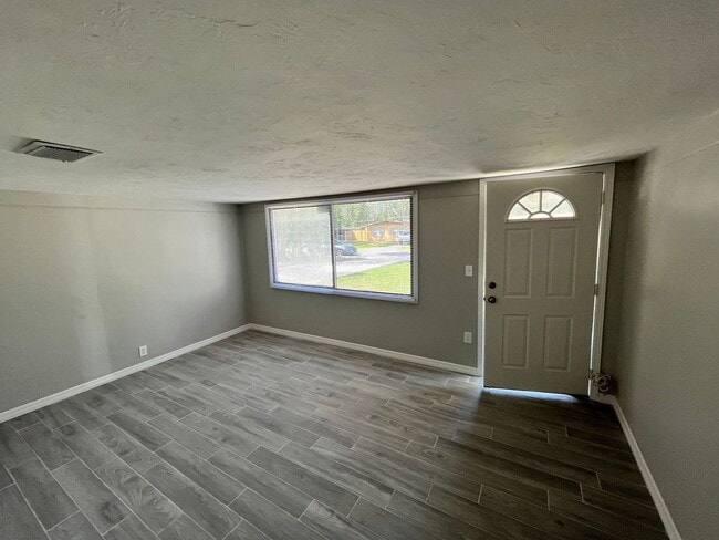 Building Photo - 817 Rosalia Dr