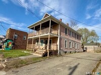 Building Photo - 696 Main St