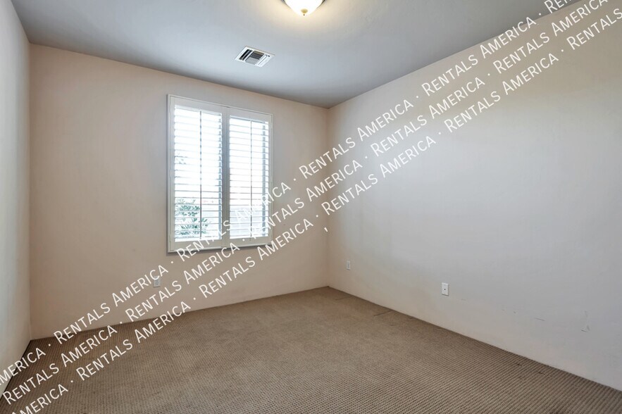 Building Photo - 1033 W Par 4 Dr