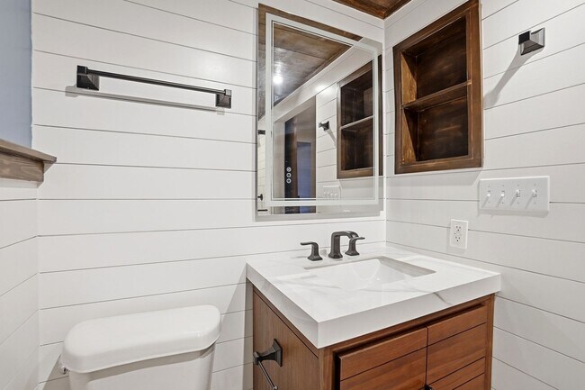 Building Photo - 1 Bedroom Condo in Uptown