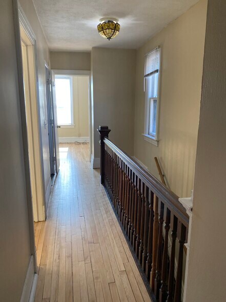 Building Photo - 826 E 2nd St