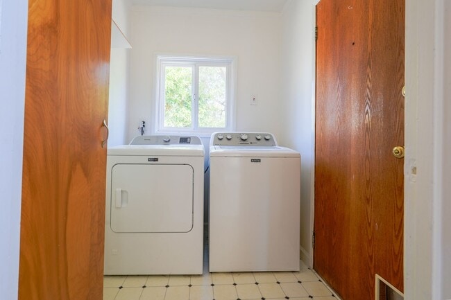 Building Photo - Single Family Home