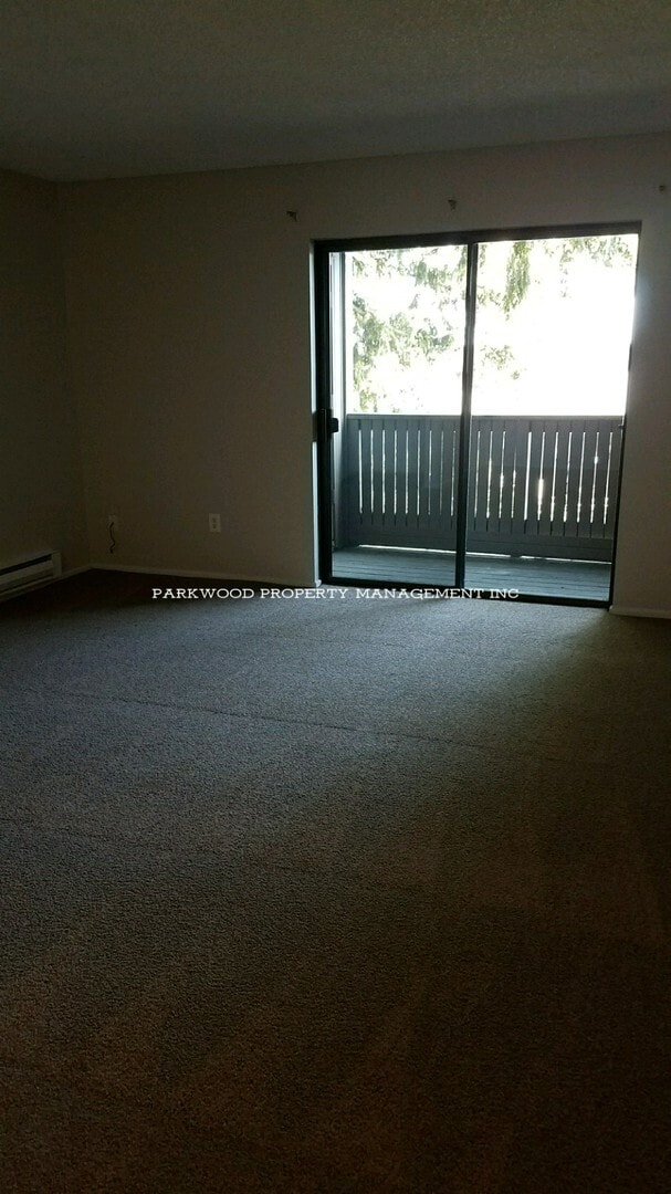 Building Photo - 2 Bedroom, North Tacoma, $1595 + $100 w/s/g = $1695.00, upper floor apartment