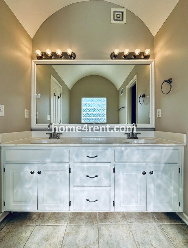 Building Photo - Spacious Four Bedroom Northland Home with a Finished Basement, 3 car garage and Fenced Yard!