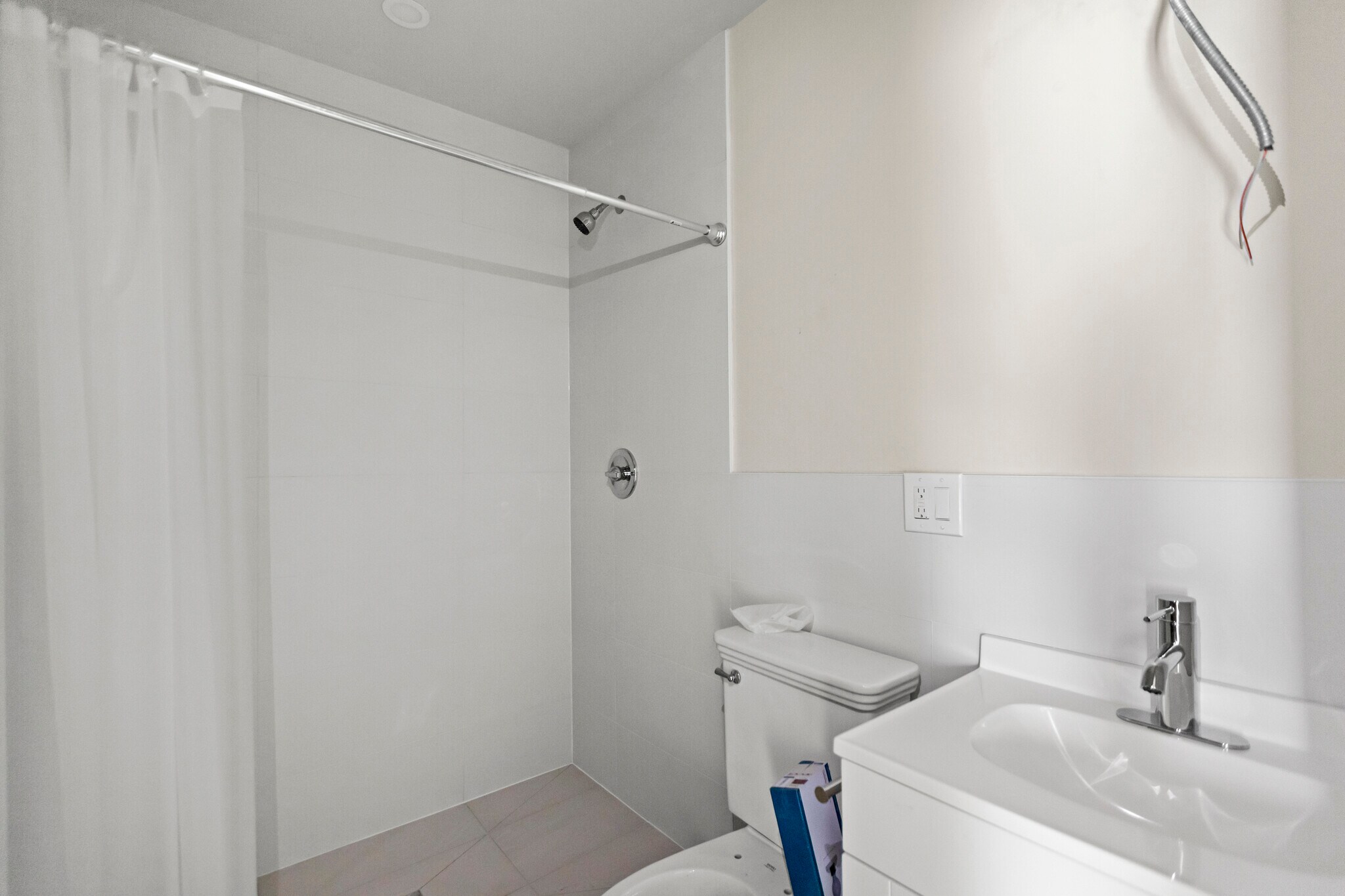 Primary Bathroom - 3121 N California Ave