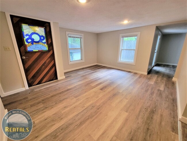 Building Photo - Charming 2 Bedroom Home --- Walking Distance to Campus!