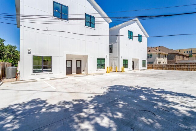 Building Photo - 3253 S University Dr