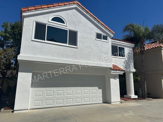 Building Photo - Spacious Eastside Costa Mesa Home