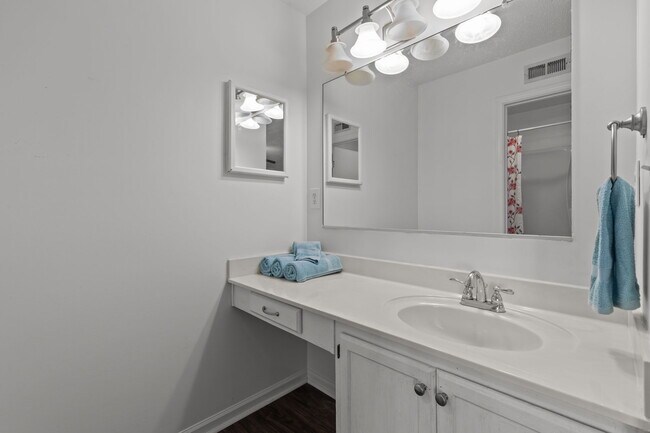 Building Photo - 1012 Danbury Cir