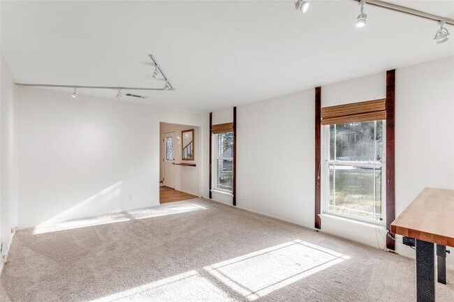 Building Photo - 4002 Biscay Dr