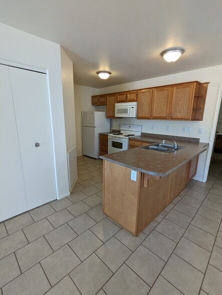 Building Photo - 90 E Cliff House Dr