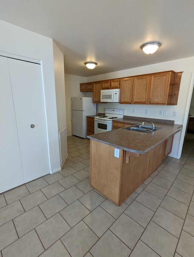 Building Photo - 90 E Cliff House Dr