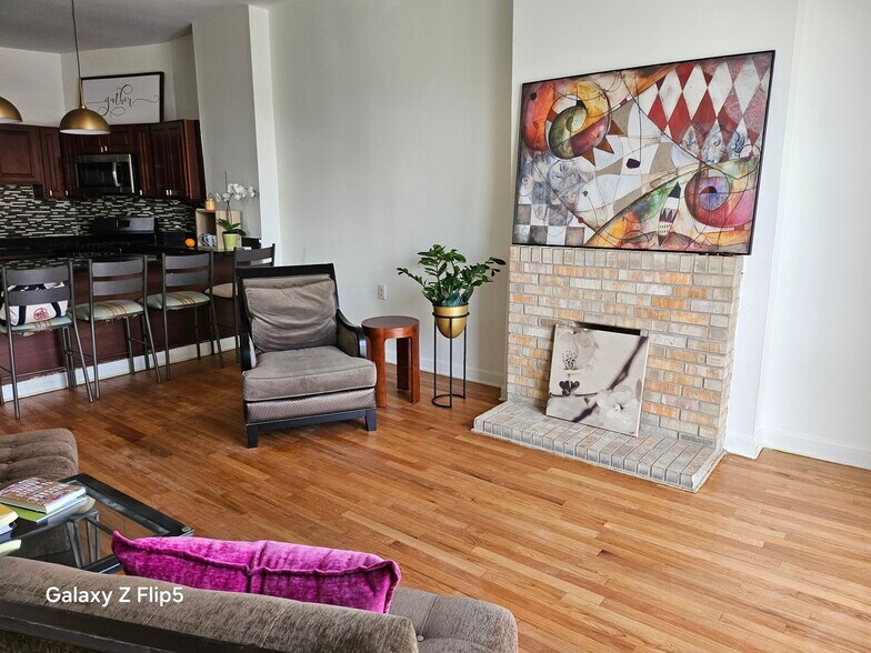 view of living room/kitchen - 2417 W Warren Blvd