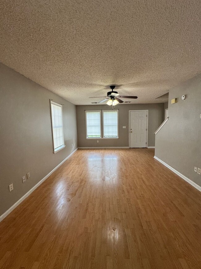 Building Photo - 3 Bed / 2 Bath off of South Caraway Available Now