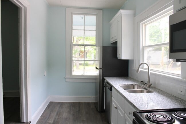 Building Photo - 404 Vance St NE