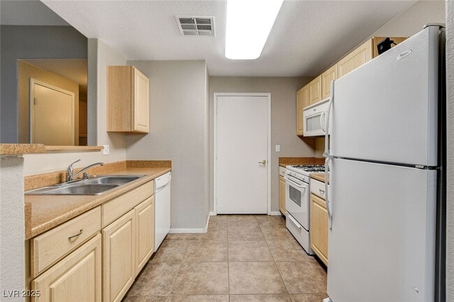 Building Photo - 8250 N Grand Canyon Dr