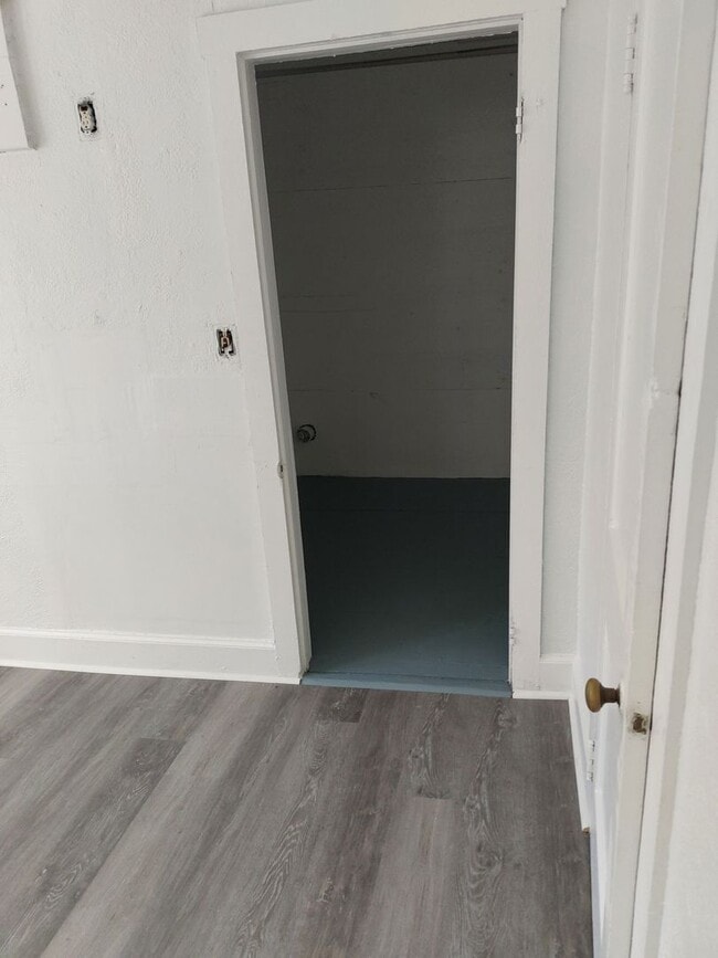 Building Photo - 1014 NE 8th Ave