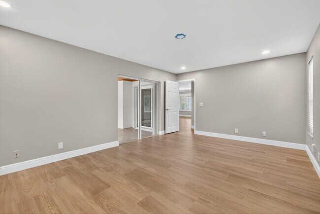 Building Photo - 905 Shore Dr
