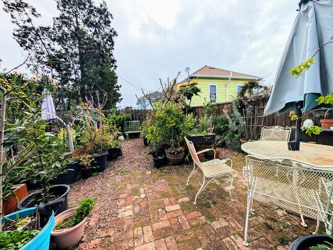 Building Photo - Charming remodeled garden flat with laundry