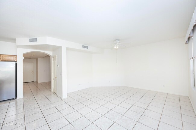 Building Photo - 3844 E Kings Ave