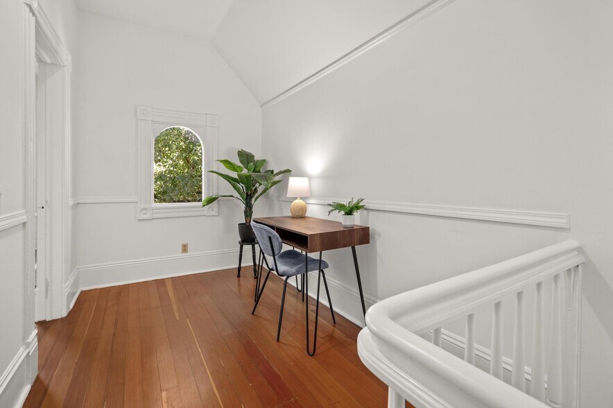 Building Photo - 1720 NW Hoyt St