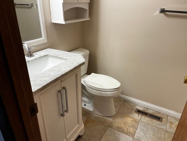 Building Photo - Beautiful Newburgh Home!