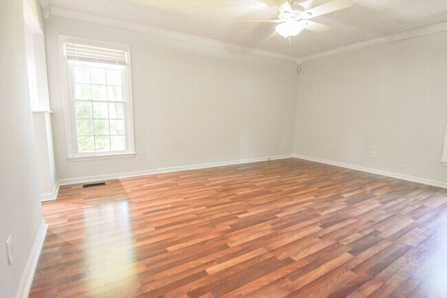 Building Photo - 3 Bedroom 2.5 Bathroom with a Bonus: Small...