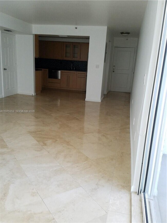 Building Photo - 2457 Collins Ave