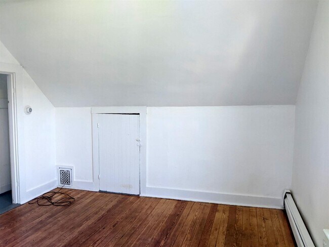 Building Photo - 102 Willow Ave