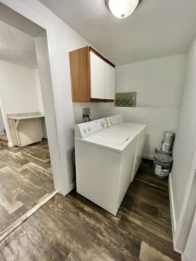 Building Photo - Affordable 3 Bed/1.5 Bath Near Downtown!